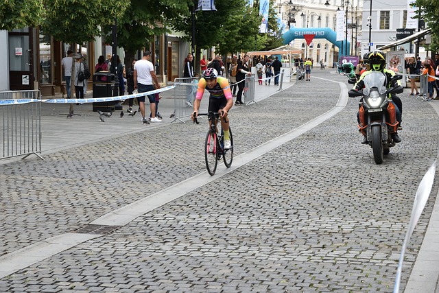 也是残酷现 也是残酷现